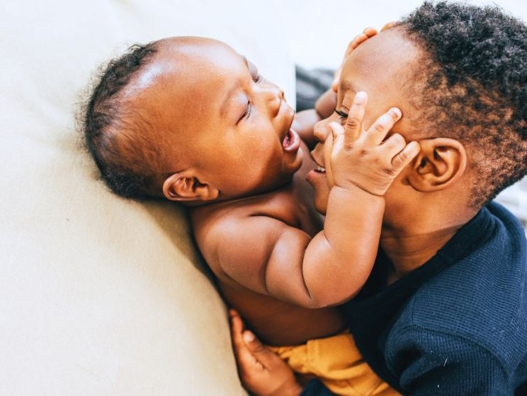 Bonding Your Toddler and New Baby - innobaby