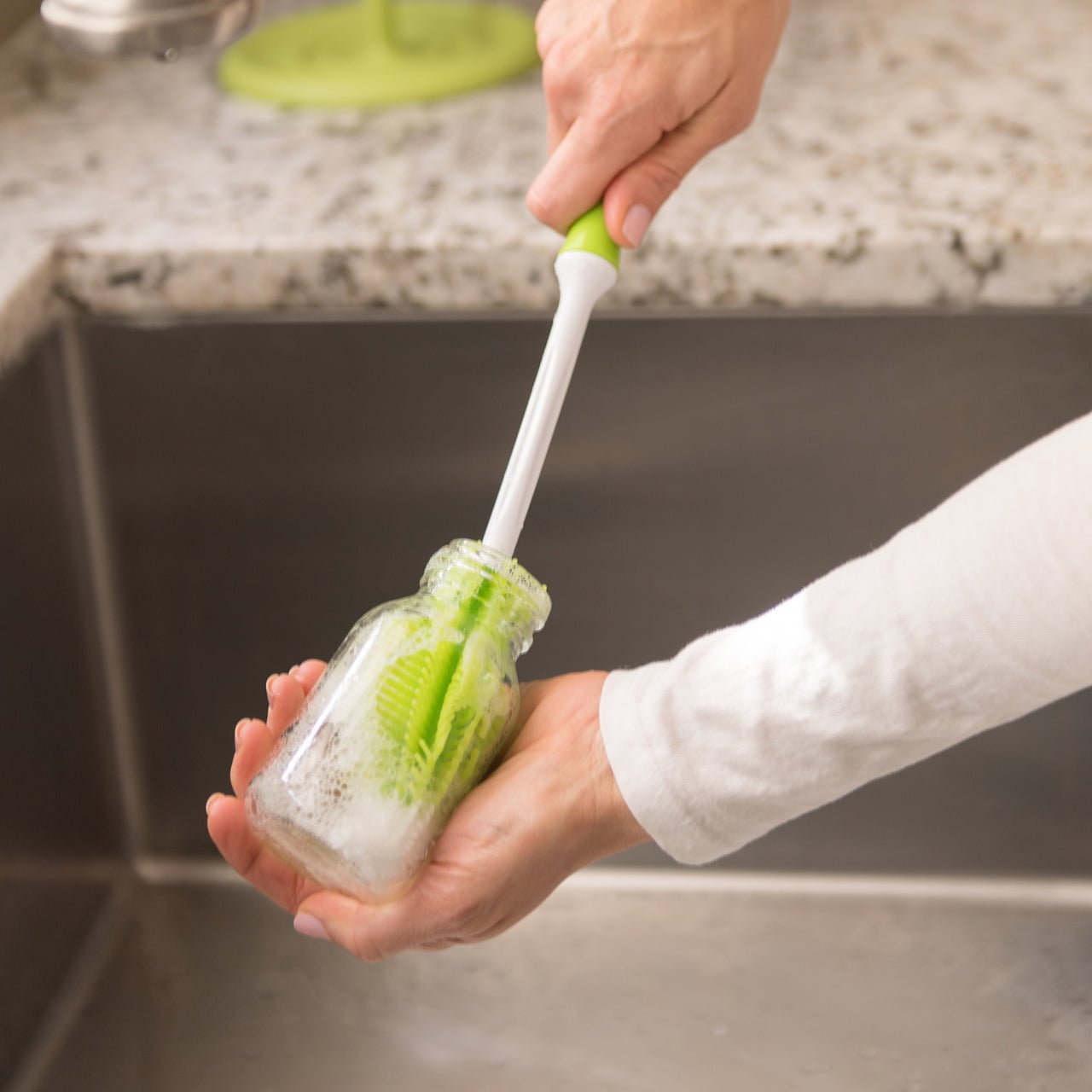 all-groups 2-in-1 Silicone Bottle Brush - innobaby
