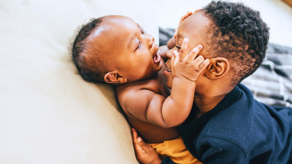 Bonding Your Toddler and New Baby - innobaby