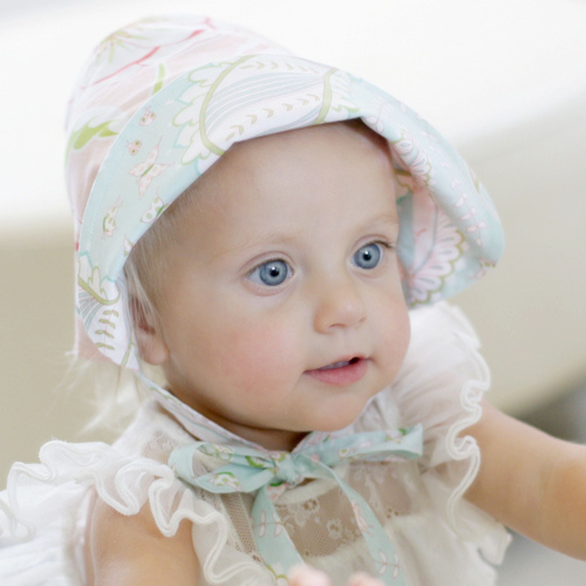 KINDERSPEL REVERSIBLE BONNET (Various Patterns) – innobaby